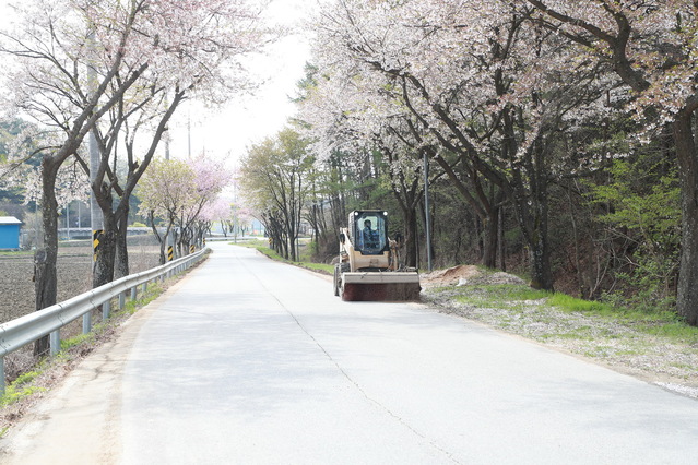 ▲ 예천군은 운전자 교통안전을 확보하고 농민들 영농편의 제공을 위해 지방도‧군도‧농어촌도로 ‘춘계 도로 환경정비’에 들어갔다.ⓒ예천군