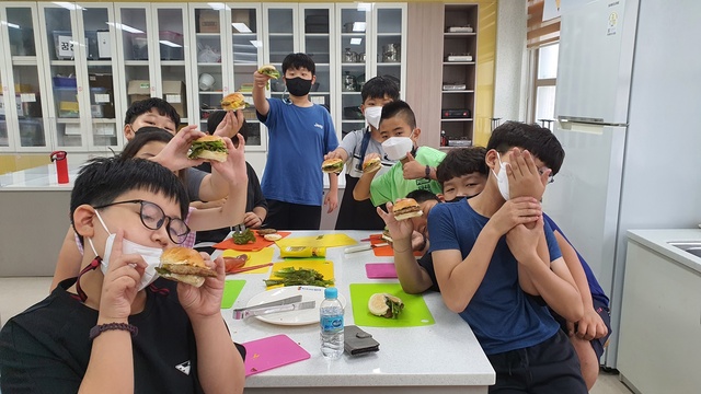 ▲ 경북교육청은 학교급식 만족도 향상과 급식문화 개선을 위해 학교급식 학생동아리(31팀)와 교사동아리(11팀) 총 42팀에 2340만 원을 지원한다고 밝혔다.ⓒ경북교육청