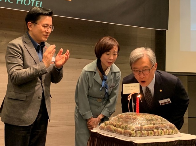 ▲ 최재형 의원과 부인 이소연 여사가 국회의원 당선 축하떡 촛불을 끄고 있다. 축하박수 치는 황교안 이승만대통령기념사업회 회장.ⓒ뉴데일리