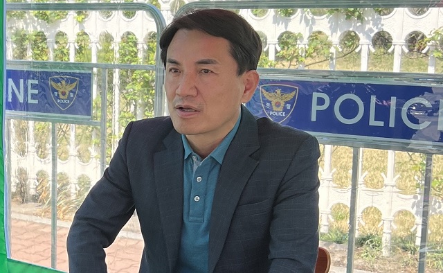 ▲ 김진태 전 미래통합당(현 국민의힘) 의원이 16일 오전 11시경 서울 여의도 국회 앞 천막 단식 농성장에서 뉴데일리와 인터뷰를 하고 있다. 김 전 의원은 국민의힘 공천관리위원회의 강원도지사후보 '컷오프' 결정에 반발, 지난 15일 오후 6시부터 국회 앞에서 단식 투쟁에 돌입했다.ⓒ김진태 캠프 제공