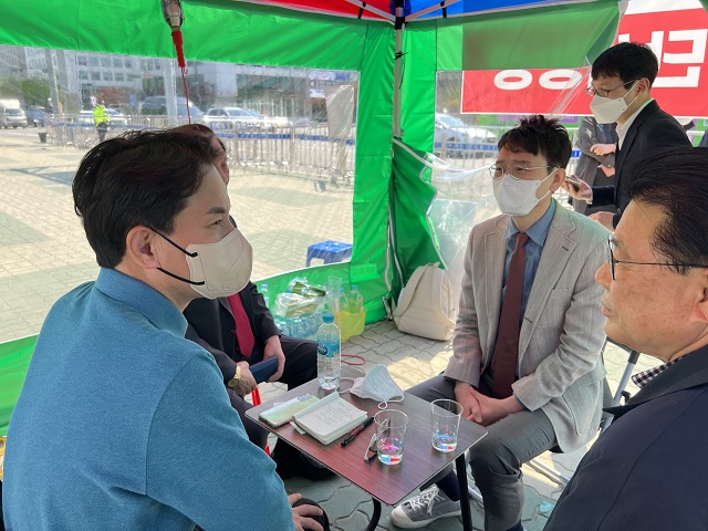 ▲ 박맹우 무소속 울산시장 예비후보(오른쪽)와 김웅 국민의힘 의원이 16일 오전 김진태 전 미래통합당(현 국민의힘) 의원의 국회 앞 단식 농성장에 '격려 방문' 했다.ⓒ김진태 캠프
