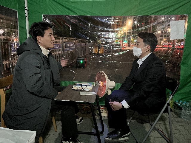 ▲ 이준석 국민의힘 대표(오른쪽)가 지난 15일 저녁 11시경 국회 앞 김진태 전 미래통합당(현 국민의힘) 의원의 단식 농성장을 방문, 면담을 하고 있다.ⓒ김진태 캠프