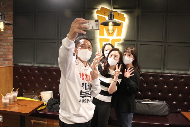 ▲ 이양호 구미시장 예비후보가 “침체된 구미시장으로 살리려면 중앙 정부 예산을 누가 많이 확보하느냐에 달렸다”고 말했다. 사진은 이양호 후보가 구미 젊은층과 대화를 하고 사진을 찍는 장면.ⓒ이양호 예비후보 사무소