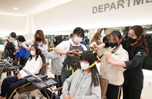 ▲ 영진전문대학교(총장 최재영) 뷰티융합과는 지난 15일 오후 대학 인근에 위치한 복현중학교 학생들을 대상으로 재능기부 ‘진로체험’ 활동을 펼쳤다.ⓒ영진전문대