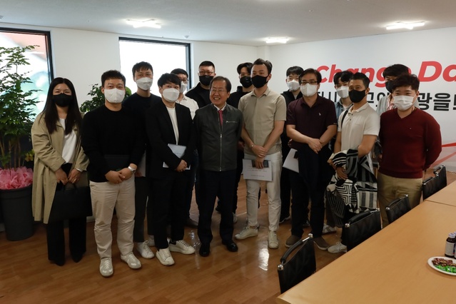 ▲ 국민의힘 대구시장 경선후보 홍준표 국회의원은 4월 17일 오전 11시 선거사무소에서 ‘대구권광역철도 원대역 신설 추진위원회(위원장: 오건희)’ 임원진 14명과 간담회를 갖고 원대역 조기건설에 대한 분명한 입장을 밝혔다.ⓒ홍준표 예비후보 사무소