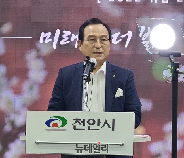 ▲ 박상돈 천안시장이 18일 취임 2년을 맞아 시청에서 기자회견을 갖고 있다.ⓒ김정원 기자