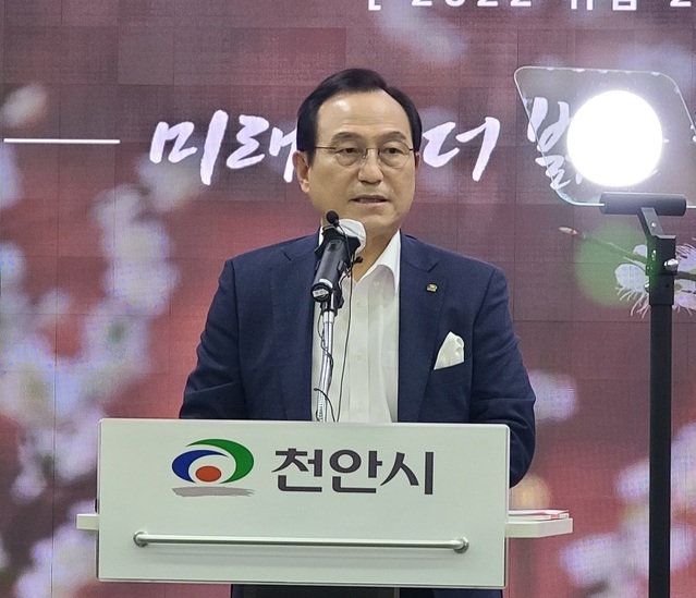 ▲ 박상돈 천안시장이 취임 2주년을 맞아 시청에서 기자회견을 갖고 있다.ⓒ천안시