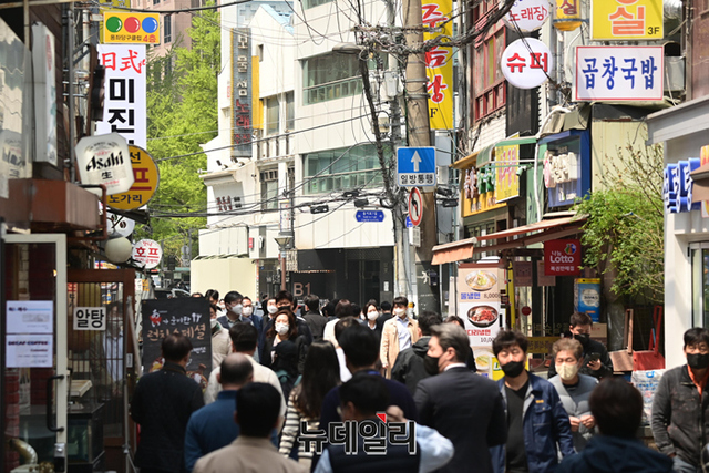 ▲ 거리두기가 종료된 18일 서울 시내 식당가.ⓒ강민석 기자