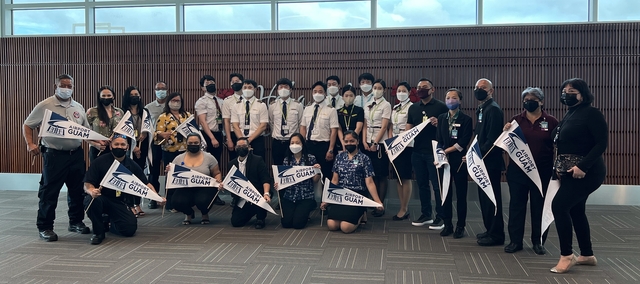 ▲ 16일 진에어의 부산~괌 노선 운항 재개를 기념해 진에어 직원과 공항 관계자들이 기념촬영을 하고 있다. ⓒ진에어