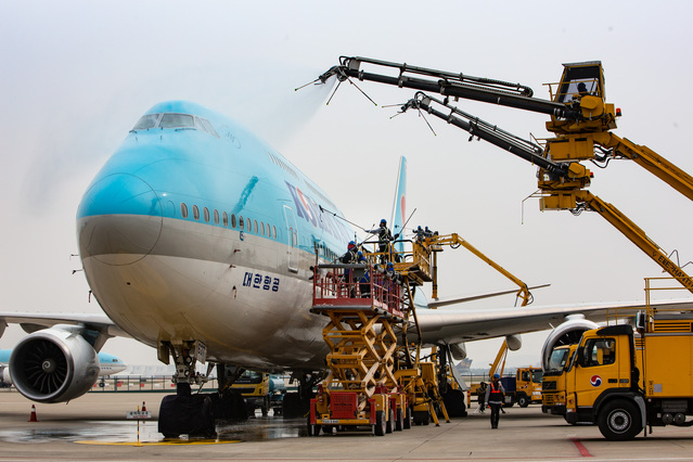 ▲ 18일 인천국제공항에 위치한 대한항공 정비 격납고에서 보잉747-8i 항공기 세척을 실시하고 있다. ⓒ대한한공
