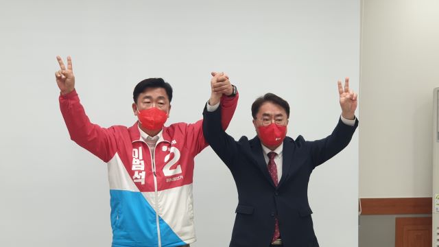 ▲ 컷 오프된 국민의힘 최진현 청주시장 예비후보가 18일 이범석 예비후보 지지를 선언했다.ⓒ이범석 청주시장 예비후보 사무실