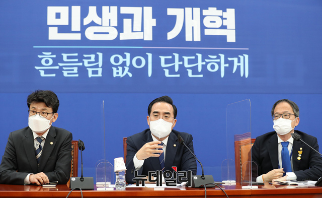 ▲ 18일 오전 국회에서 열린 현안 기자간담회에 참석한 더불어민주당 진성준 의원(맨 왼쪽)과 박홍근 원내대표(가운데), 박주민 의원(맨 오른쪽)의 모습. ⓒ뉴데일리(사진=공동취재단)
