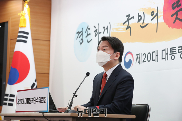 ▲ 안철수 대통령직인수위원장이 18일 오전 서울 종로구 통의동 공동기자회견장에서 인수위 출범 한달 기념 기자회견을 열고 발언하고 있다.ⓒ인수위