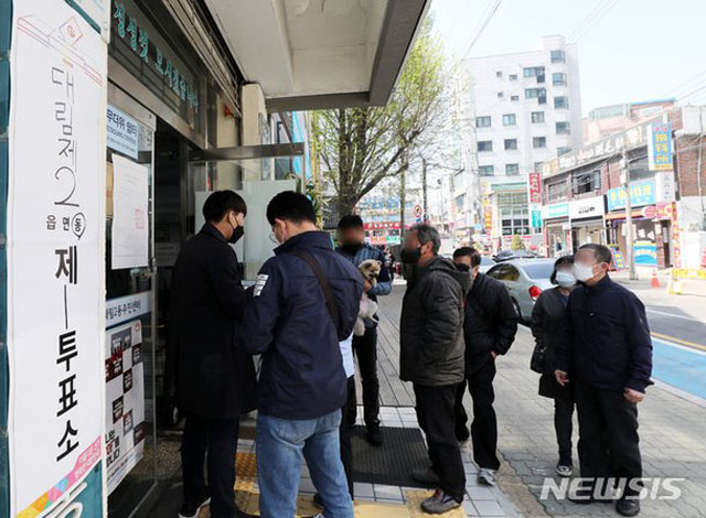 ▲ 지난해 4월 서울시장 재보권 선거 당시 영등포구 대림2동의 한 투표소. (사진과 기사 내용은 관계가 없습니다.) ⓒ뉴시스. 무단전재 및 재배포 금지.