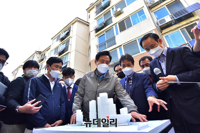 ▲ 오세훈 서울시장이 18일 오후 서울 노원구 하계5단지 인근을 방문해 공공주택 재정비사업과 관련해 모형을 살펴보며 설명을 듣고 있다. ⓒ강민석 기자