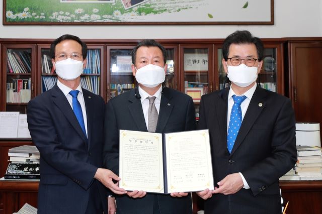 ▲ 충북도와 음성군이 한국건설생활환경시험연구원(KCL)과 18일 건물형 태양광 실증센터 건립을 위한 업무협약을 체결했다.ⓒ충북도
