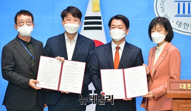 ▲ 이준석 국민의힘 대표와 안철수 국민의당 대표가 18일 오후 국회 소통관에서 기자회견을 갖고 '합당'을 공식 발표한 후 합의문을 들어 보이고 있다. ⓒ이종현 기자