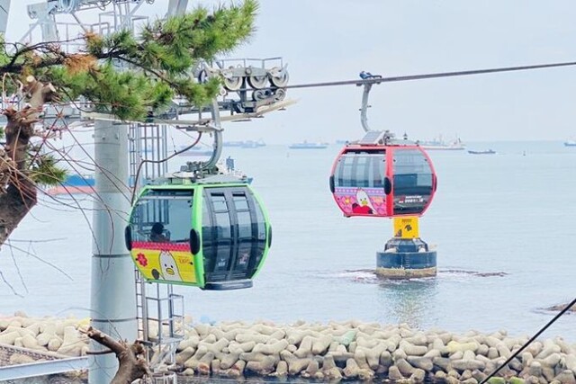 ▲ '2030 부산엑스'포 유치를 응원하는 부기 디자인이 랩핑돼 있는 송도해상케이블카 캐빈.ⓒ부산시