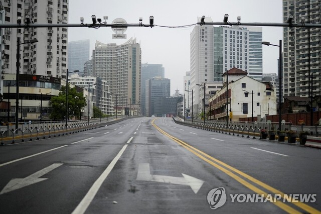 ▲ 중국 상하이의 한 도로가 지난 14일 봉쇄 여파로 텅 비어 있다.ⓒ연합뉴스