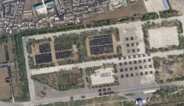 ▲ 지난 18일 평양인근 미림비행장에서 열병식 연습 중인 북한군. 왼쪽 상단의 검은 점들은 군용차량들이고, 오른쪽 하단의 네모난 점은 북한군 병력들이 모인 것이다. ⓒ플래닛 랩스 촬영사진-VOA 관련보도 화면캡쳐.