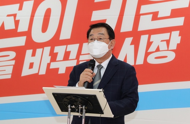 ▲ 박성효 대전시장 예비후보가 19일 선거사무소에서 불출마를 선언하고 있다.ⓒ박성효 대전시장 예비후보 캠프