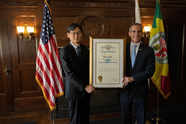 ▲ 이진호(왼쪽) 대한항공 미주지역본부장과 에릭 가세티 LA 시장이 기념사진을 촬영하고 있다. ⓒ대한항공