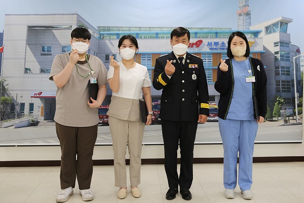 ▲ 대전 서부소방서가 19일 건양대 병원의료진 3명에게 표창장 수여했다.ⓒ대전 서부소방서