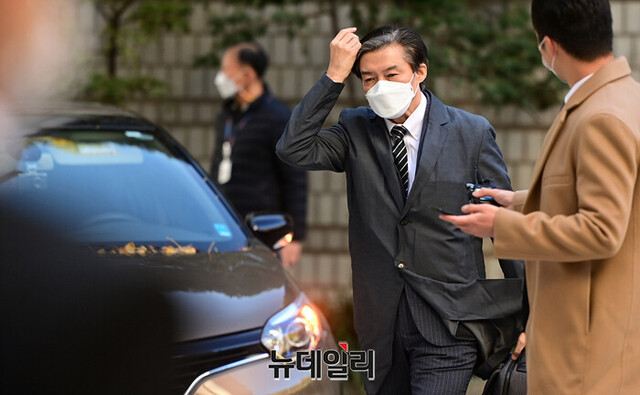 ▲ '입시비리 및 사모펀드 등' 혐의를 받고 있는 조국 전 법무부 장관이 서울 서초구 서울중앙지방법원에서 열린 공판에 출석하고 있다. ⓒ정상윤 기자