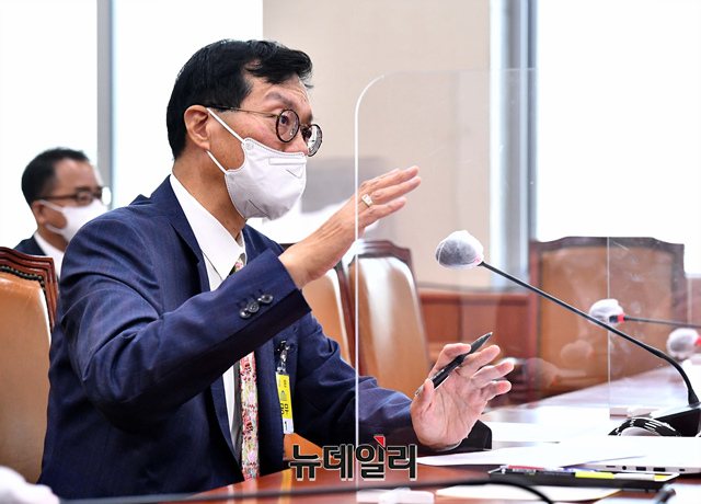 ▲ 이창용 한국은행 총재 후보자가 19일 오전 국회 기획재정위원회 전체회의실에서 열린 인사청문회에서 의원들의 질문에 답하고 있다. ⓒ뉴데일리(사진=공동취재단)