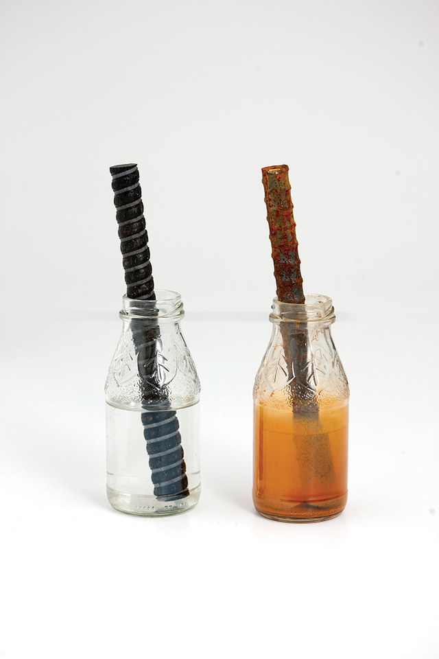 ▲ 녹슬지 않는 케이에코바의 모습.(케이에코바 왼쪽, 일반철근 오른쪽) ⓒSK에코플랜트