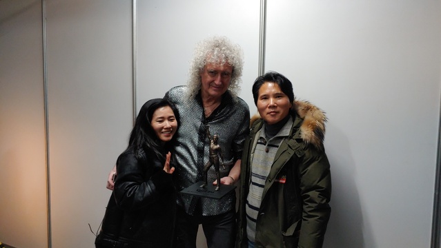 ▲ 퀸의 기타리스트 브라이언메이(중앙)와 백순엽 프레디 머큐리 공인 동상 유치위원회장(우측). ⓒ뉴데일리