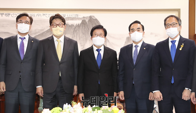 ▲ 박병석 국회의장, 박홍근 더불어민주당 원내대표, 권성동 국민의힘 원내대표가 19일 오후 국회 의장실에서 열린 양당 원내대표 회동에서 기념촬영을 하고 있다. ⓒ뉴데일리(사진=공동취재단)