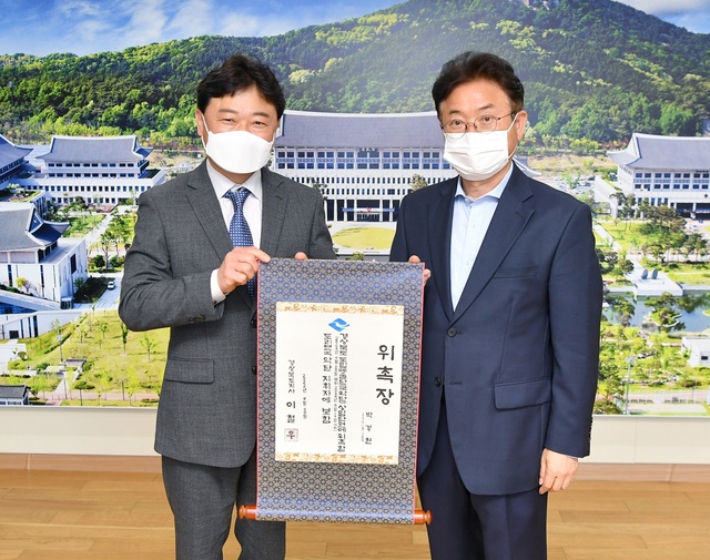 ▲ 경상북도는 20일 도청에서 도립국악단을 새롭게 이끌어 갈 제9대 지휘자로 박경현 (왼쪽)전 경주시립 신라고취대 예술감독을 위촉했다.ⓒ경북도