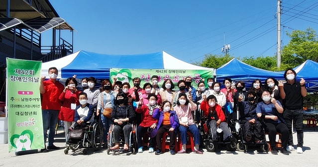 ▲ 국민의힘 안동시장 권영길 예비후보 배우자(김미자)와 권영길 서포터즈 대길청년회는 (사)경북신체장애인복지회 안동시지부에서 주최한 ‘식사무료제공’에 참여해 봉사와 인식개선에 앞장서 장애인과 비장애인이 함께하는 뜻깊은 행사를 가졌다.ⓒ권영길 예비후보 사무소