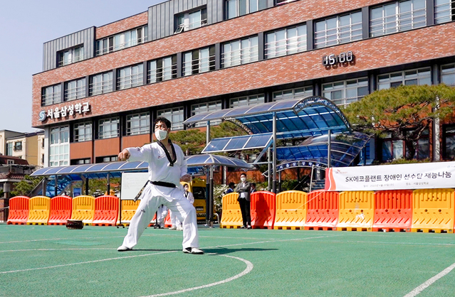 ▲ SK에코플랜트 장애인선수단 태권도팀 선수들이 품새, 발차기 시범을 선보이며 원포인트 레슨을 진행하는 모습. ⓒSK에코플랜트