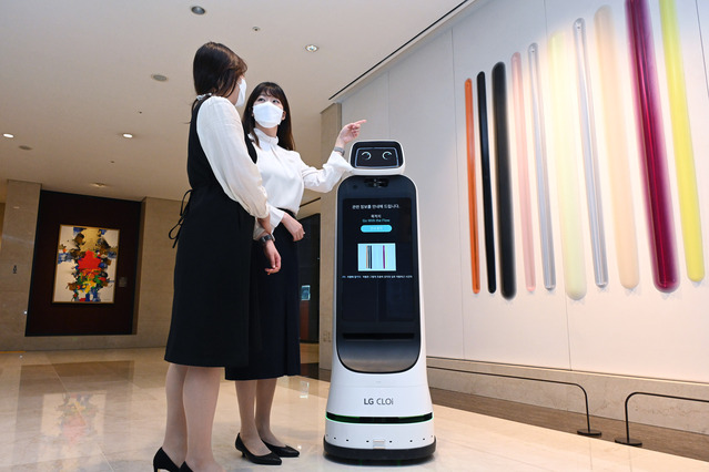 서울 잠실 소재 롯데호텔 월드에서 고객들을 맞이하는 LG 클로이 가이드봇(LG CLOi GuideBot) ⓒLG전자