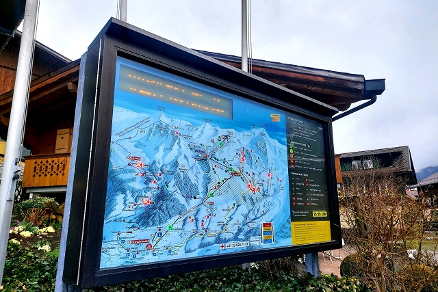 ▲ 그린델발트-휘르스트 곤돌라역 앞 액티비티 현황판.ⓒ뉴데일리DB