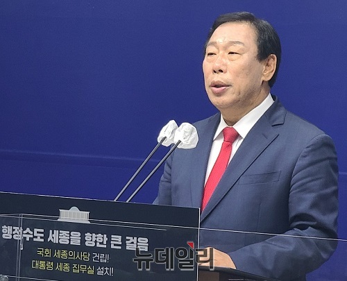 ▲ 국민의힘 최민호 세종시장 예비후보가 21일 세종시청 정음실에서 당내 경선 관련, 기자회견을 하고 있다.ⓒ이길표 기자