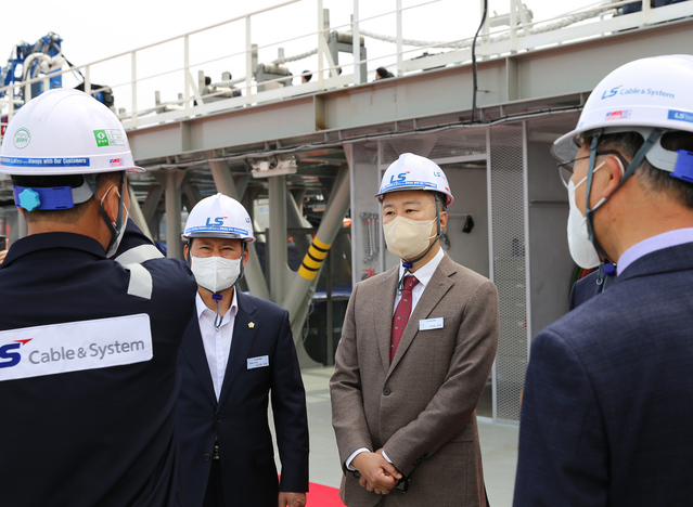 ▲ 구자은(가운데) LS그룹 회장이 LS전선 동해사업장을 방문해 현장에서 직원들을 격려하고 보고를 받고 있다. ⓒLS