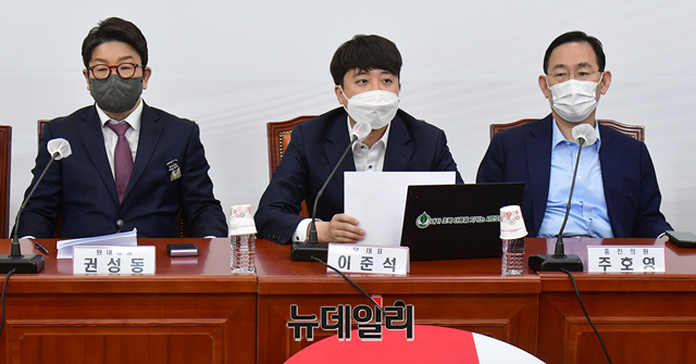 ▲ 이준석 국민의힘 대표가 21일 오후 국회에서 열린 더불어민주당의 '검수완박' 법안 강행처리 저지를 위한 국민의힘 당 대표-중진의원 긴급 연석회의에서 발언을 하고 있다.ⓒ이종현 기자