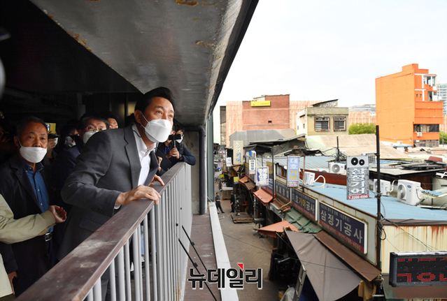 ▲ 오세훈 서울시장이 21일 청계상가 2층에 올라 세운상가재개발지구 5구역을 살펴보고 있다. ⓒ서울시