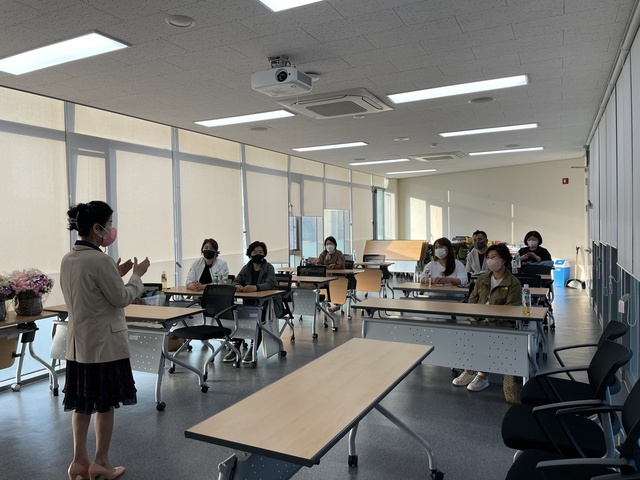 ▲ 고령군(군수 곽용환)은 4월 20일 다산행정복합타운 3층 취미교실에서 지역특화 평생교육 활성화지원사업으로 일자리분야의 노인미술지도사1급 과정을 개강했다.ⓒ고령군