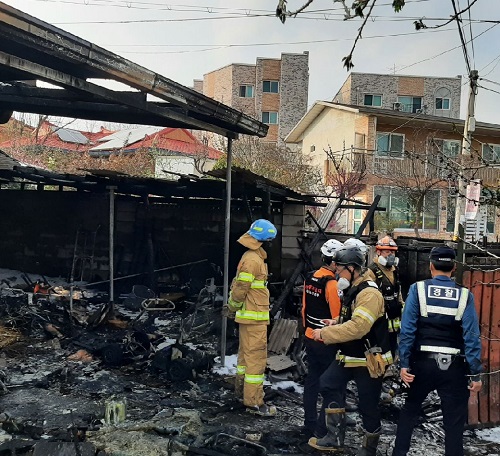 ▲ 21일 오후 4시 28분쯤 세종시 전의면 한 단독주택에서 불이 나 소방당국이 진화 작업을 하고 있다.ⓒ세종소방본부