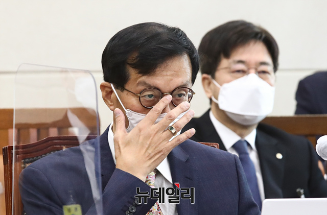 ▲ 이창용 한국은행 총재 후보자가 인사청문회에서 질문에 답하고 있다. (사진=공동취재단)