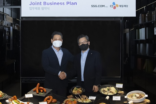 (왼쪽부터) 황운기 SSG닷컴 상품본부장과 김현진 CJ제일제당 디지털사업본부장이 업무협약 체결 후 기념 촬영을 하고 있다ⓒSSG닷컴