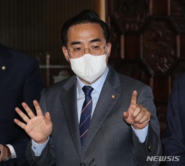 ▲ 박홍근 더불어민주당 원내대표가 22일 서울 여의도 국회에서 열린 의원총회가 끝난 뒤 기자들에게 회의 내용을 말하고 있다.ⓒ뉴시스