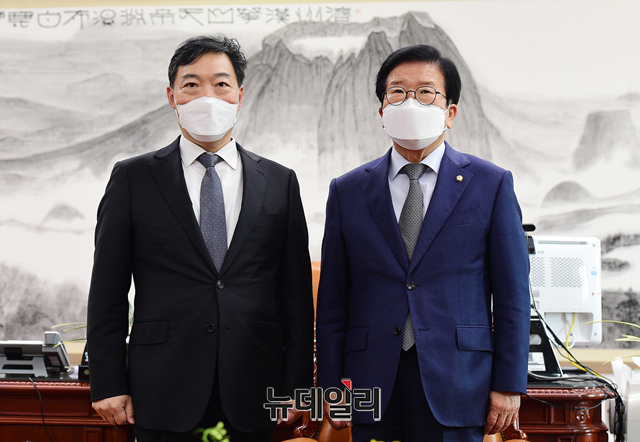 ▲ (왼쪽)김오수 검찰총장이 21일 국회의장실을 찾아 (오른쪽)박병석 국회의장과 면담을 하고 있다. ⓒ이종현 기자