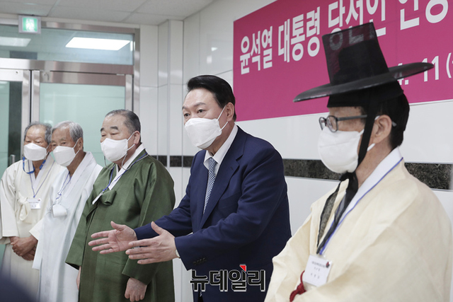 ▲ 윤석열 대통령 당선인이 지난 11일 경북 안동을 찾아 안동 지역 유림들과 대화를 나누고 있다. ⓒ뉴데일리DB