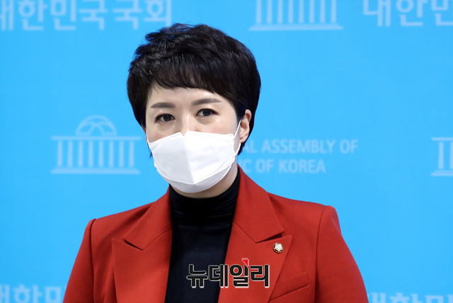 ▲ 6.1 지방선거에 출마할 국민의힘 경기도지사 후보로 확정된 김은혜 의원이 22일 오후 국회 소통관에서 기자간담회를 갖고 있다. ⓒ이종현 기자