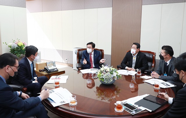 ▲ 지난달 28일 박형수 국회의원과 전찬걸 군수가 산불피해 복구 예산확보를 위해 기재부와 행안부를 함께 방문했다.ⓒ울진군